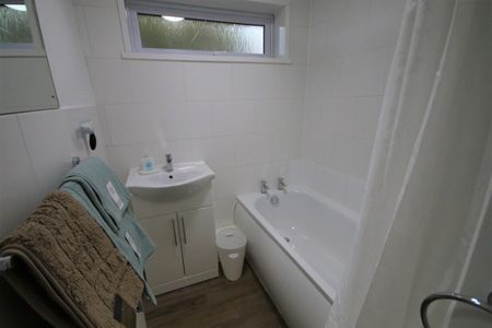 3 bedroom terraced bungalow to rent - Photo 2