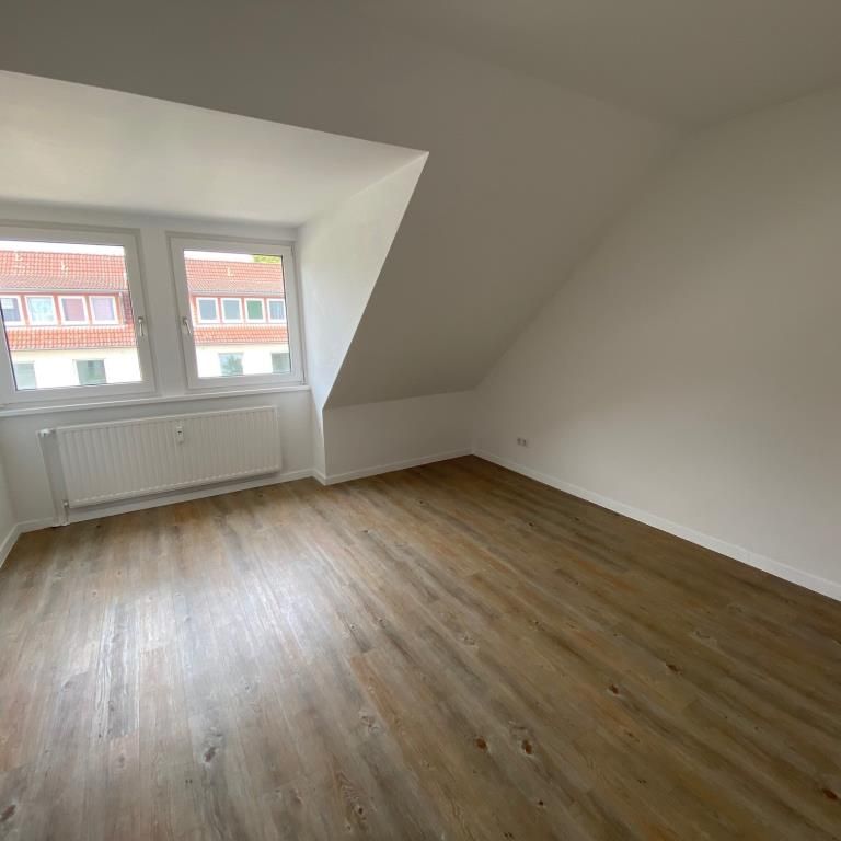Schöne 4-Zimmer-Wohnung in Zeven mit Laminatboden und Tageslichtbad - ab sofort verfügbar - Photo 1