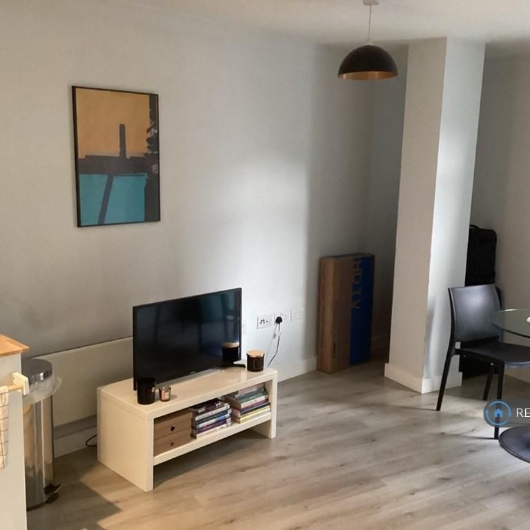 Studio to rent - Photo 1