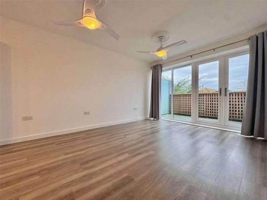 Threadneedle Road, Farnham, Surrey, GU9 - Photo 1