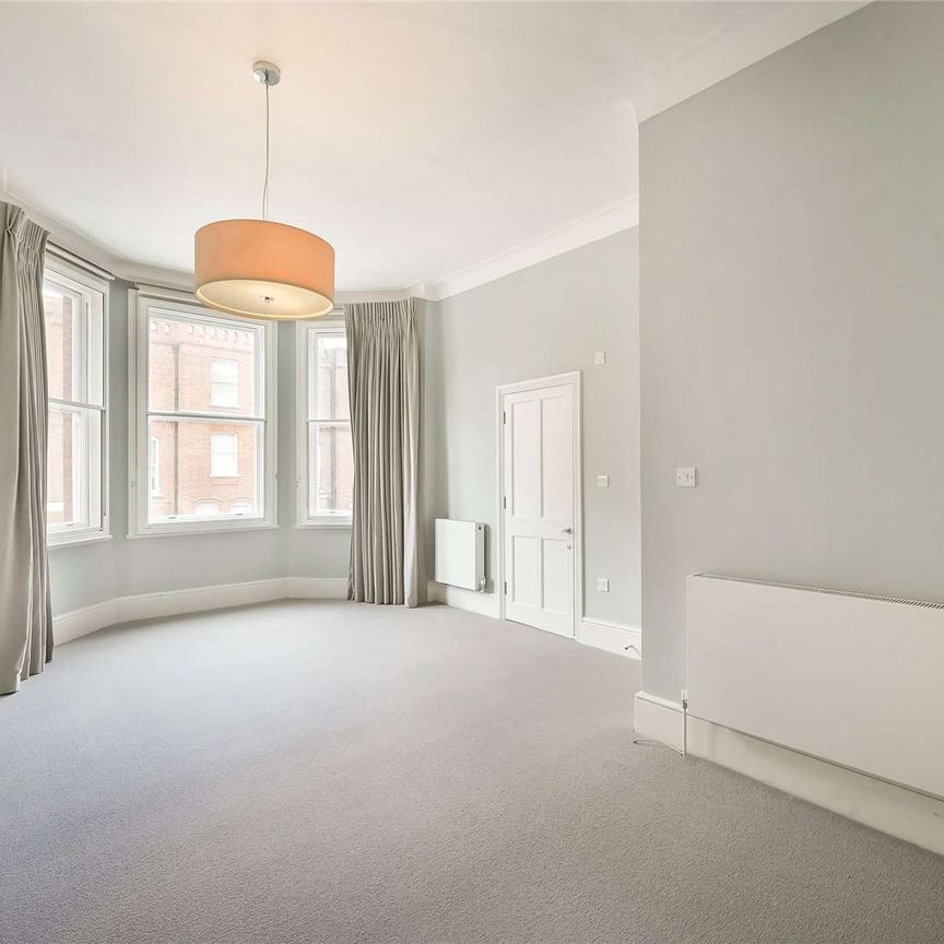 Well-presented 1st and 2nd floor duplex apartment located in the heart of Knightsbridge with bright double reception room, high ceilings and access to communal gardens. - Photo 1