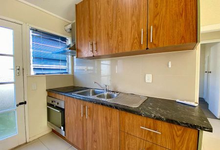 Convenient in Mt Wellington! *FIRST WEEK RENT FREE - Photo 3