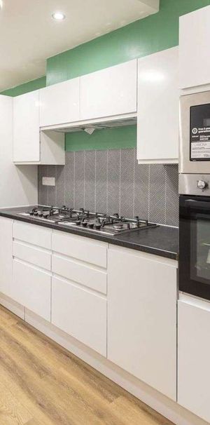 Newly Refurbished Home – Modern Comfort Meets Stylish Living! Room 2 - Photo 2