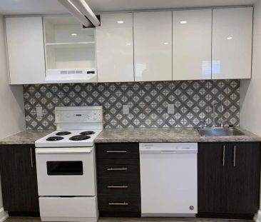 575 MacLaren St. — Bachelor - Photo 1