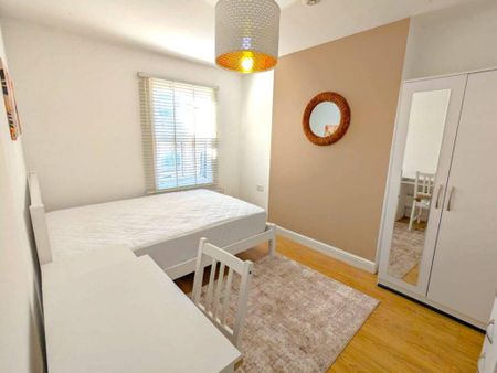 1 bedroom in a flat share to rent - Photo 4