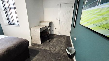 6 bedroom terraced house to rent - Photo 2