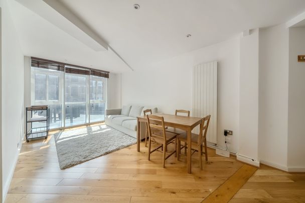 Flat to rent - Shad Thames, London, SE1 - Photo 1