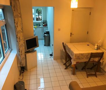 1 Bed Flat, Robin Hood Lane, SW15 - Photo 3