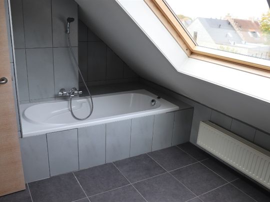 Instapklaar en centraal gelegen duplex appartement, 100m² op 2eV met 1 SLK, ruim terras en garage. - Foto 1