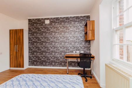 Flat 5-Bedroom E - Photo 2