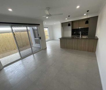 Stylish, Modern & Compact Family Home - Photo 2