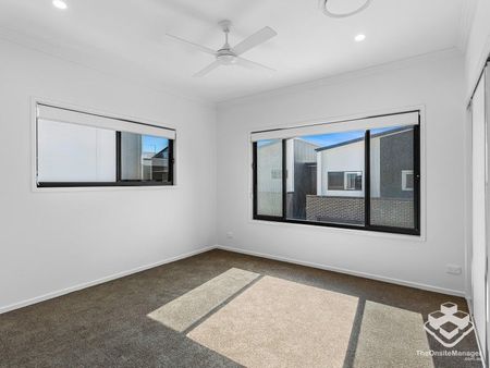 Two Bedroom Modern Townhome, Complex Pool, Ducted A/C - Photo 5