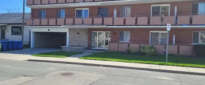 Hidden Gem | Professionally Renovated | One Bedroom | Ground Floor | Walking Distance to Eastgate | 29 Clapham Road, Stoney Creek - Photo 1