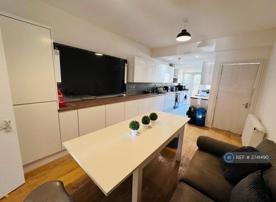 1 bedroom in a house share to rent - Photo 1