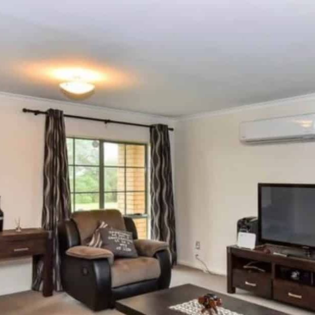 Modern brick & tile with 3 bedrooms, 2 bathrooms - Photo 1