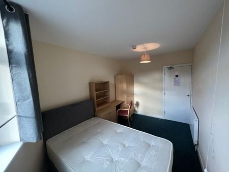 1 bedroom in a flat share to rent - Photo 2