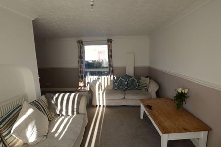 3 bedroom end of terrace house to rent - Photo 2