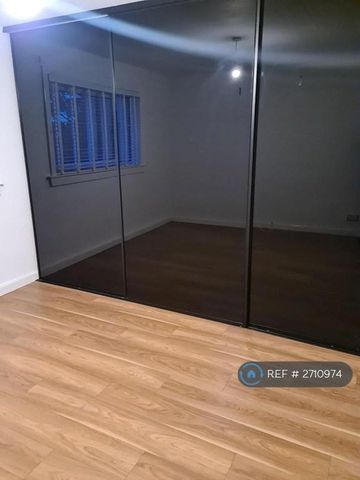 3 bedroom flat to rent - Photo 3
