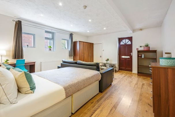 GARDEN FLAT, 11 SPRING ROAD Leeds - LS6 1AD - Photo 1