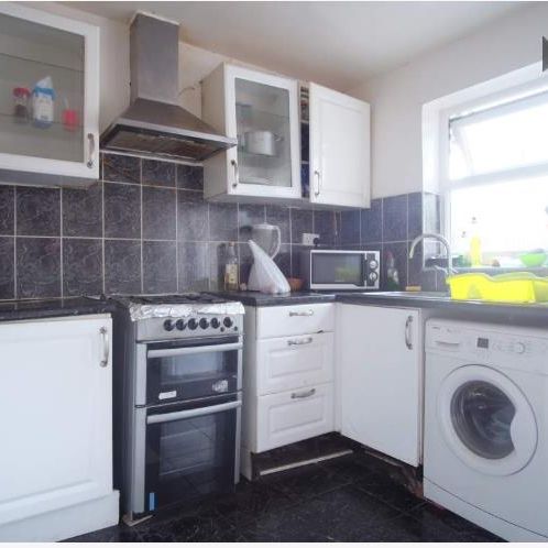 Room in a Shared House, Sibley Grove, E12 - Photo 1