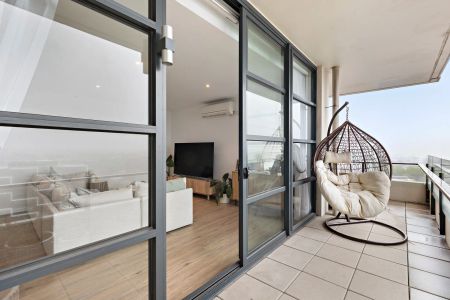 Live the High Life! Spacious 10th-Floor Apartment with Sweeping City & Bay Views - Photo 5