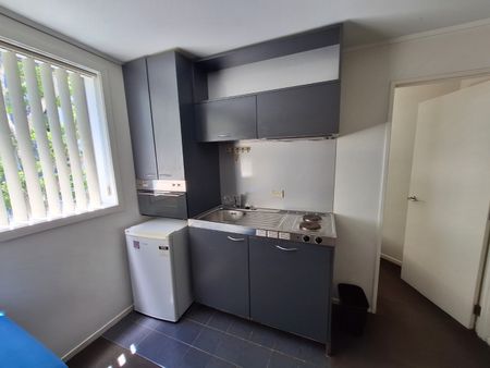 Compact Sunny Apartment - Photo 2