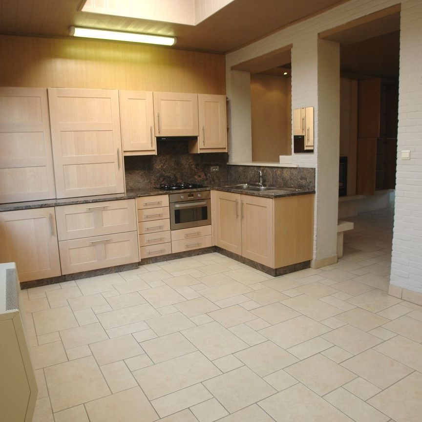COMFORTABELE RIJWONING NABIJ CENTRUM ROESELARE - Photo 1