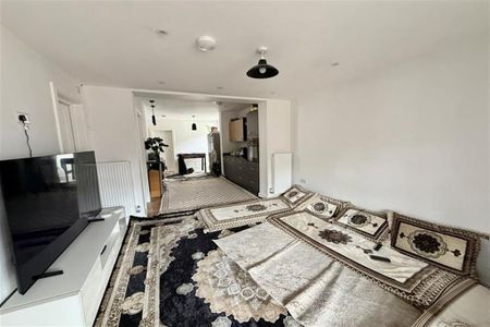 3 bedroom apartment to rent - Photo 2