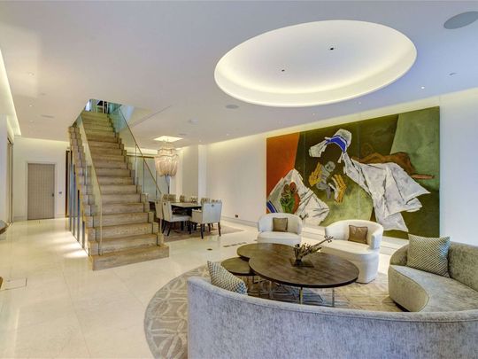 A beautiful apartment located on Princes Gate with a private Terrace leading out onto Princes Gardens. The property offers an abundance of space arranged over four floors. - Photo 1