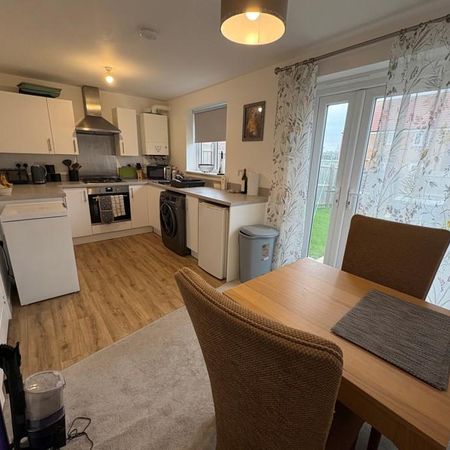 3 bedroom semi-detached house to rent - Photo 3