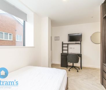 5 bed Apartment for Rent - Photo 4