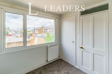 3 bedroom house to rent Ditchling Hill, Crawley, RH11 - Photo 5