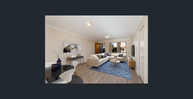 Spacious 3 Bedroom Townhouse In Prime Location - Photo 1