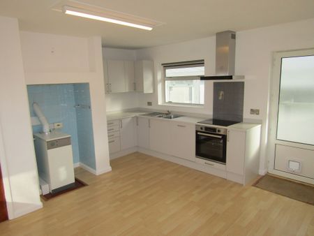 3 bed Bungalow - To Let - Photo 5