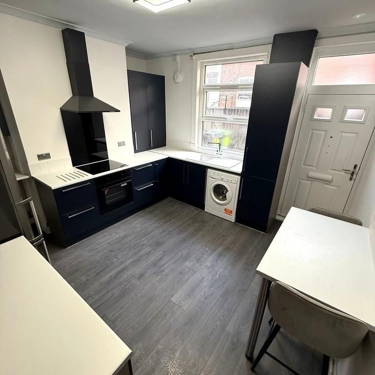 4 bedroom terraced house to rent - Photo 1