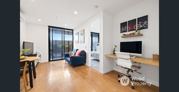 Modern 1-Bed Apartment with Study Nook & Balcony in Vibrant Northcote - Photo 1