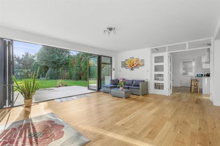 4 bedroom detached house to rent - Photo 2