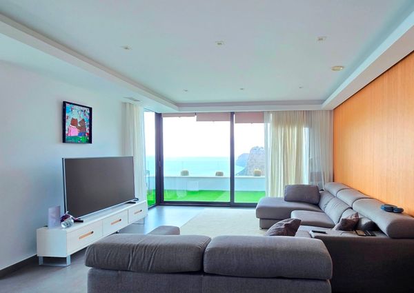 Modern and beautiful apartment for rent with stunning sea views.