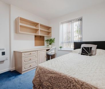 4 bedroom flat to rent - Photo 1