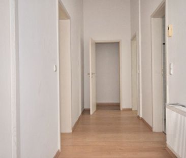 2 Zimmer • schickes Laminat • Tageslichtbad mit Wanne • Stellplatz ... - Photo 2