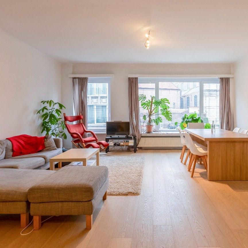 Mooi en centraal gelegen 2 slaapkamerappartement met terras en staanplaats - Photo 1