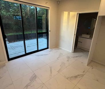 Modern 3 Bedroom Townhouse - Photo 1