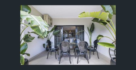 Welcome to the courtyard of your dreams in a fantastic location! - Photo 5