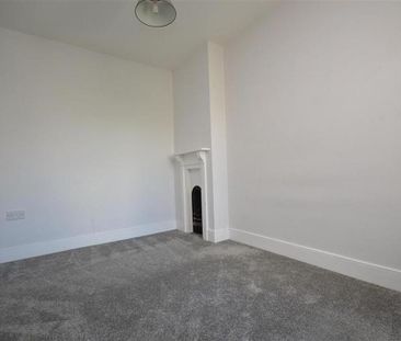 2 bedroom end of terrace house to rent - Photo 3
