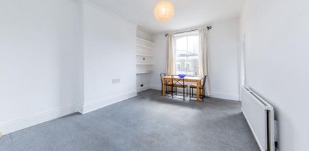 Spacious one bedroom set within a house with period features in Camden - Photo 4