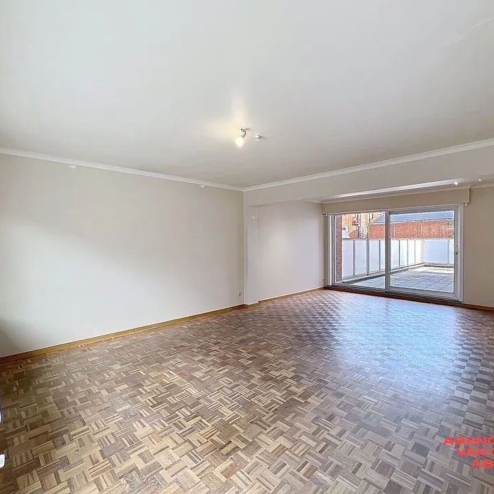 Lichtrijk appartement met zeer ruim terras gelegen te centrum Oostkamp - Foto 1