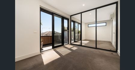 Modern Townhouse with City View - Photo 2