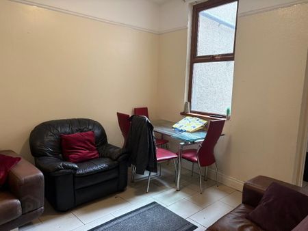 61 Agincourt Avenue 10 MONTH LEASE AVAILABLE, Queens Quarter, Belfast, BT7 1QB - Photo 2
