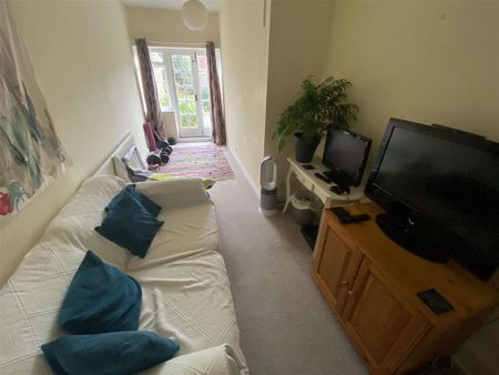 2 bedroom ground floor flat to rent - Photo 3