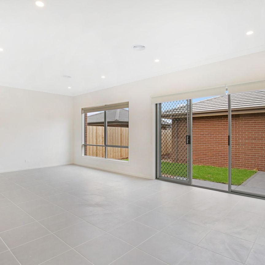 816 Eynesbury Road, Eynesbury VIC 3338 - House For Rent | Domain - Photo 1
